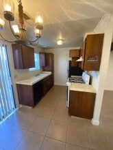 946 W Cameron St in Hanford, CA - Foto de edificio - Building Photo