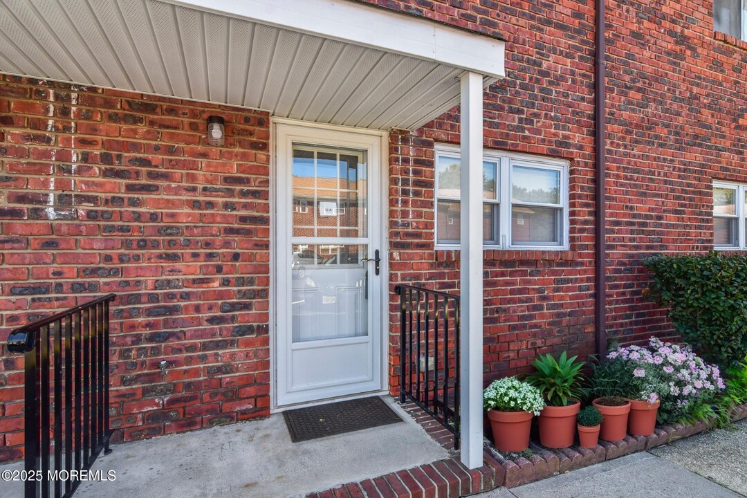 12 Laurel Pl in Eatontown, NJ - Foto de edificio