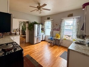 29 Locust St, Unit B in Everett, MA - Foto de edificio - Building Photo