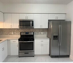 7870 Dixie Beach Cir in Tamarac, FL - Building Photo - Building Photo