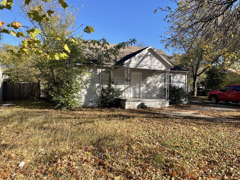 613 S Fielder Rd in Arlington, TX - Building Photo