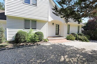 70 Tanners Neck Ln in Westhampton, NY - Building Photo - Building Photo