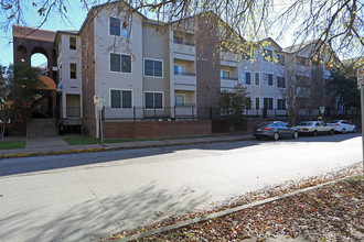 Centennial Condominiums in Austin, TX - Foto de edificio - Building Photo