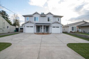 4046 SE Harrison St in Milwaukie, OR - Building Photo