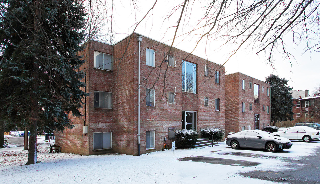 Roberta Gardens Apartments in Pittsburgh, PA - Building Photo