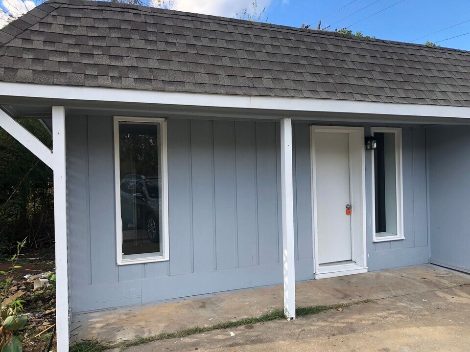 2083 W Meeting St in Lancaster, SC - Building Photo