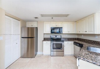 2351 Douglas Rd, Unit 607 in Miami, FL - Building Photo - Building Photo