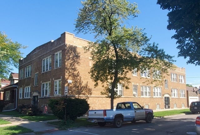 property at 4959 W Wrightwood Ave