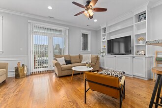 2338 W Grand Ave-Unit -3 in Chicago, IL - Building Photo - Building Photo