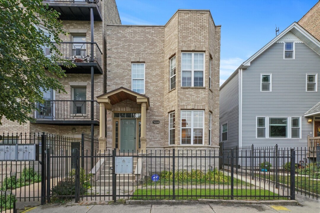 3614 W Shakespeare Ave in Chicago, IL - Building Photo