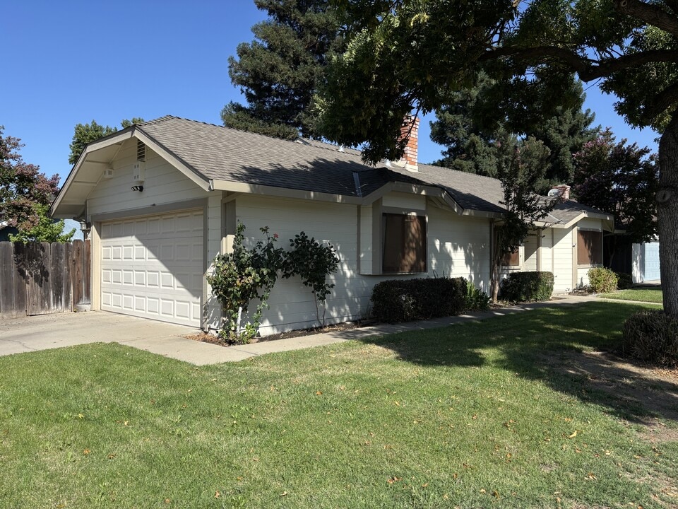 3001 Darius Ln in Modesto, CA - Building Photo