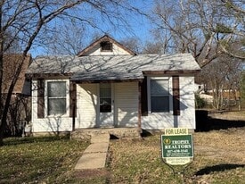 305 N Denton Ave in Justin, TX - Building Photo