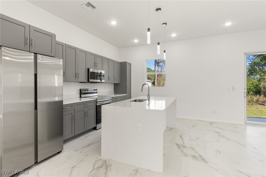 1918 Wanda Ave N in Lehigh Acres, FL - Building Photo