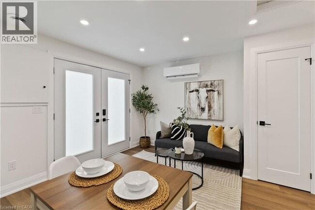 1332 Majestic Dr in Burlington, ON - Building Photo - Building Photo