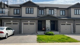 135 Hardcastle Dr in Cambridge, ON - Building Photo