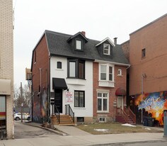 1075 Bloor St W in Toronto, ON - Building Photo
