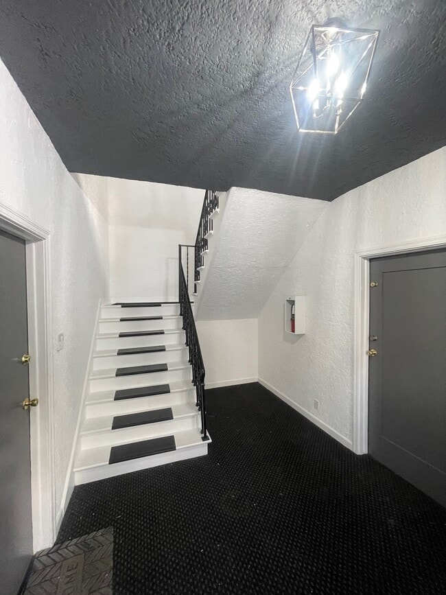 130 N Croft Ave, Unit 3 in Los Angeles, CA - Building Photo - Building Photo