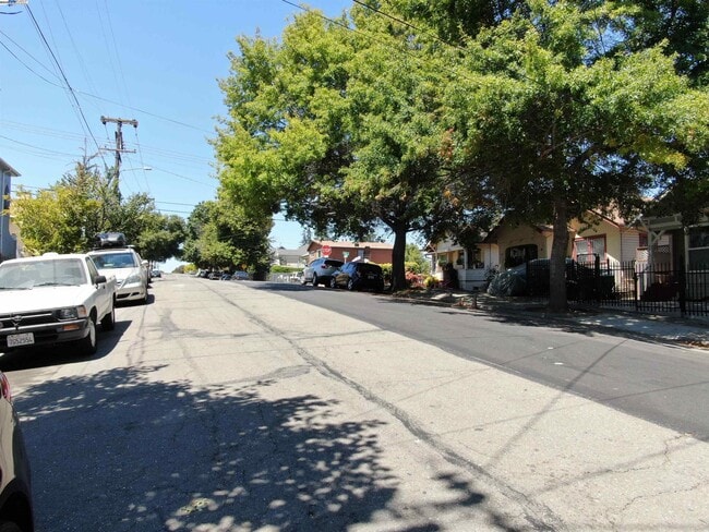 2025 E 20th St in Oakland, CA - Building Photo - Building Photo