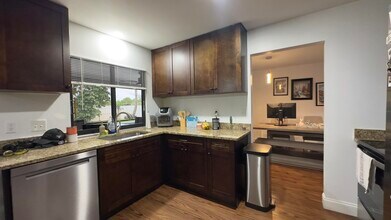 323 Canterbury Dr W in Riviera Beach, FL - Building Photo - Building Photo