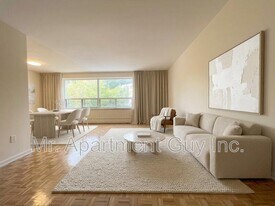 1960 Keele St in Toronto, ON - Building Photo