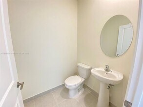 3313 W 111th Pl in Hialeah, FL - Foto de edificio - Building Photo