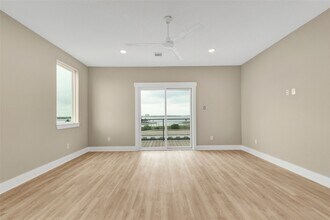 28 Cmdr. Runco Ln in Seabrook, TX - Building Photo - Building Photo