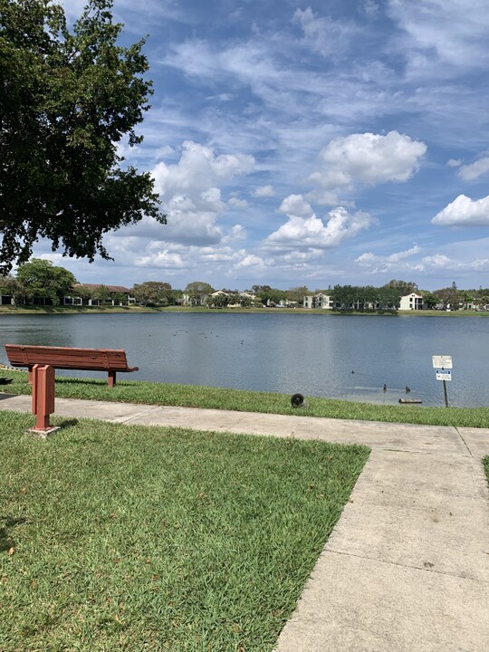 202 Lake Pointe Dr, Unit 101 in Oakland Park, FL - Building Photo