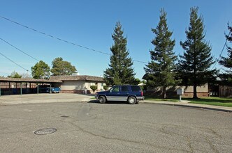 835-857 Wakefield Rd in Turlock, CA - Foto de edificio - Building Photo