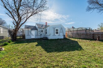 1017 N Pershing St in Wichita, KS - Foto de edificio - Building Photo