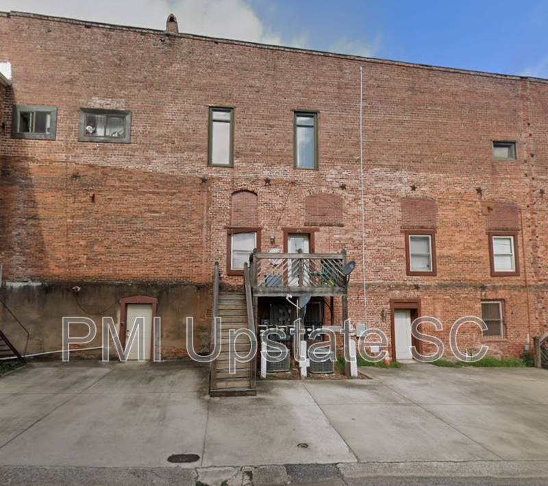 101 Silver St in Laurens, SC - Building Photo