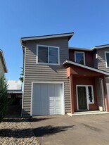 1909 River Dr in Lebanon, OR - Building Photo