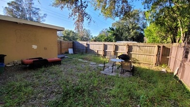 555 S Tuttle Ave, Unit B in Sarasota, FL - Building Photo - Building Photo