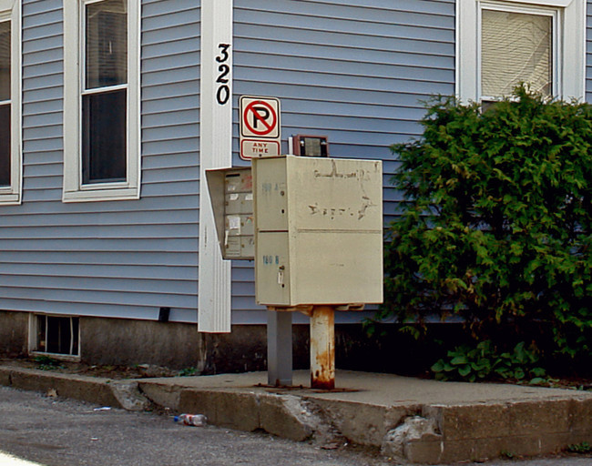 320 Douglas St in Manchester, NH - Building Photo - Building Photo