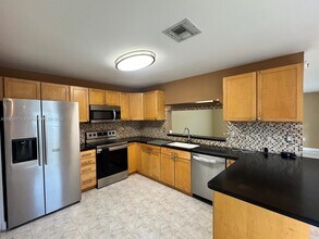 10876 NW 8th St in Pembroke Pines, FL - Building Photo - Building Photo