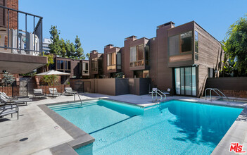 1033 Carol Dr in West Hollywood, CA - Building Photo - Building Photo