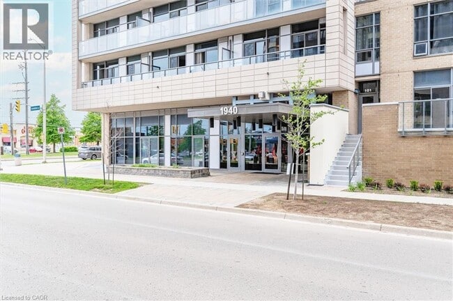 1940 Ironstone Dr in Burlington, ON - Building Photo - Building Photo