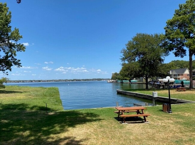 3900 Aspen Dr, Unit C104 in Montgomery, TX - Foto de edificio - Building Photo