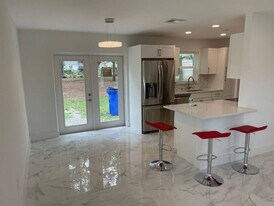 372 NW 4th Ct in Deerfield Beach, FL - Building Photo