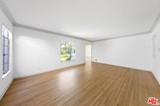 1031 S Tremaine Ave in Los Angeles, CA - Building Photo - Building Photo