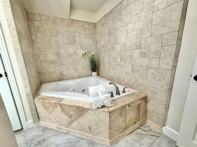 property at 2502 Lake Gardens Ct