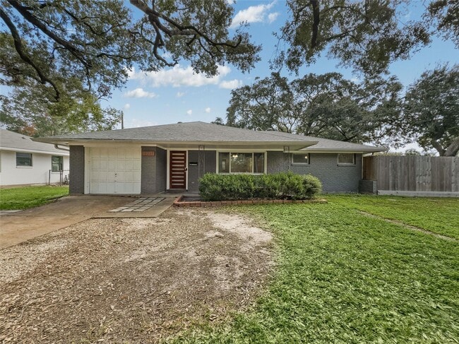 4234 T C Jester Blvd in Houston, TX - Foto de edificio - Building Photo
