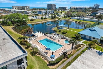 3165 N Atlantic Ave in Cocoa Beach, FL - Foto de edificio - Building Photo