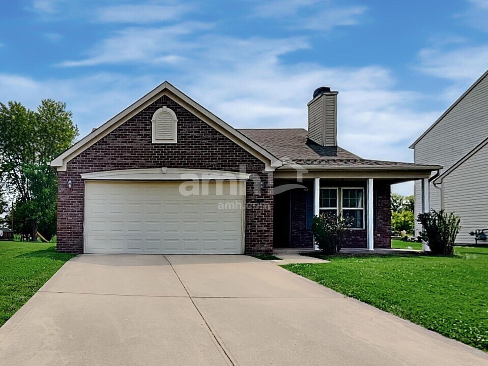 18 Spring Lake Dr in Westfield, IN - Building Photo