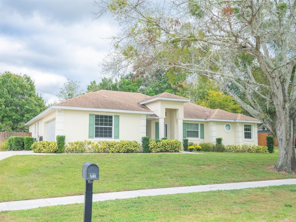 727 Hull Island Dr in Oakland, FL - Building Photo