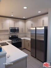 733 S Manhattan Pl in Los Angeles, CA - Building Photo - Building Photo