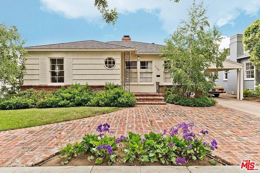 2349 Castle Heights Ave in Los Angeles, CA - Building Photo