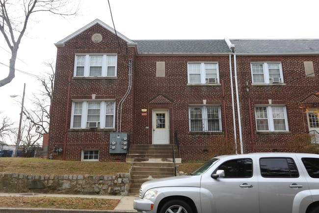 2201-2203 Q St SE in Washington, DC - Building Photo - Building Photo