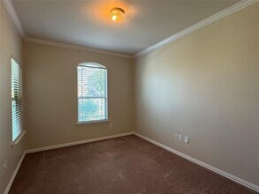 10301 Crescendo Ln in Austin, TX - Foto de edificio - Building Photo