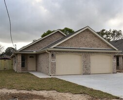 319 North 2 1/2 St. Ste A in Nederland, TX - Building Photo