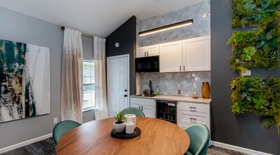 ReNew Cross Creek in St. Louis, MO - Foto de edificio - Building Photo